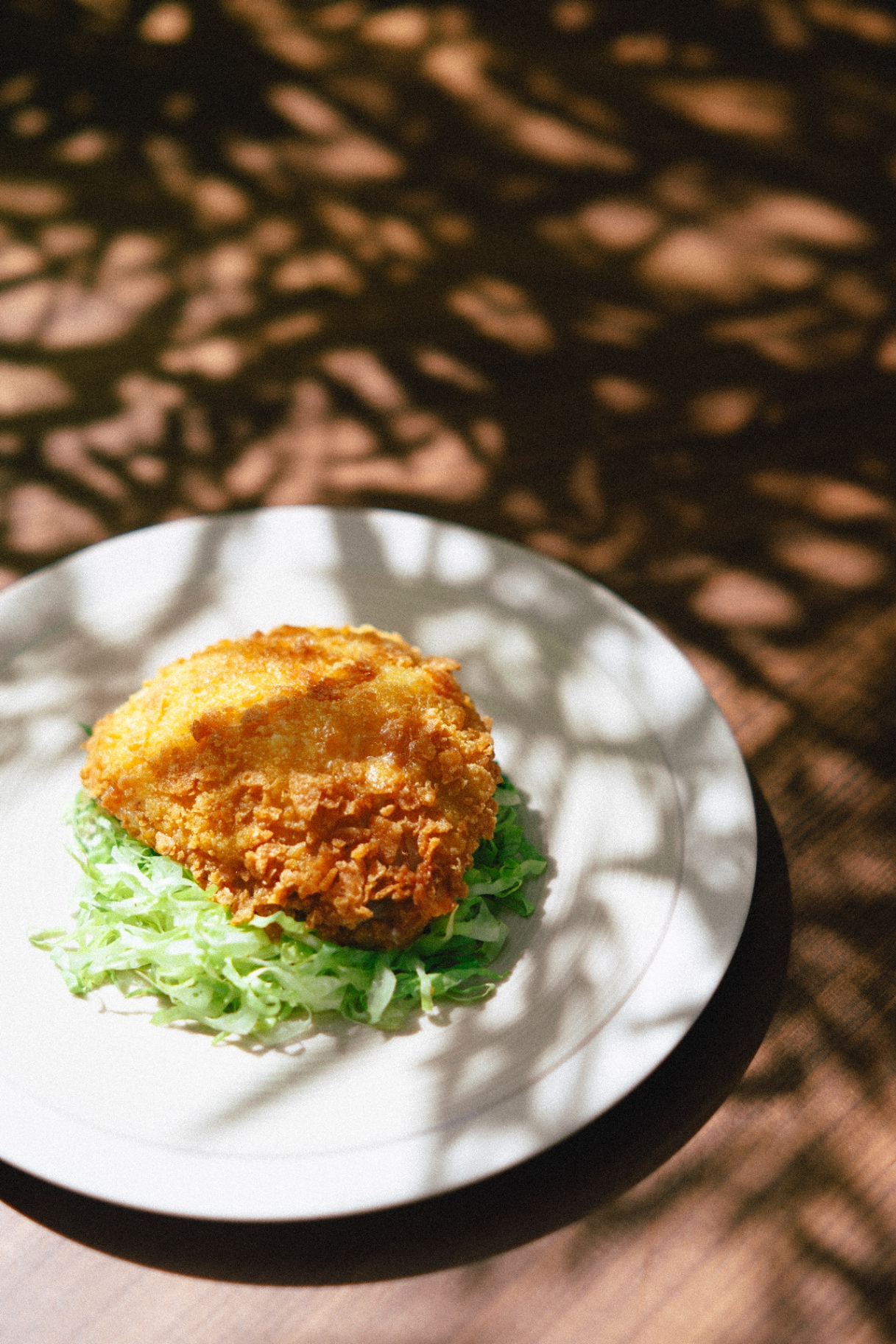 Cotoletta croccante su letto di insalata